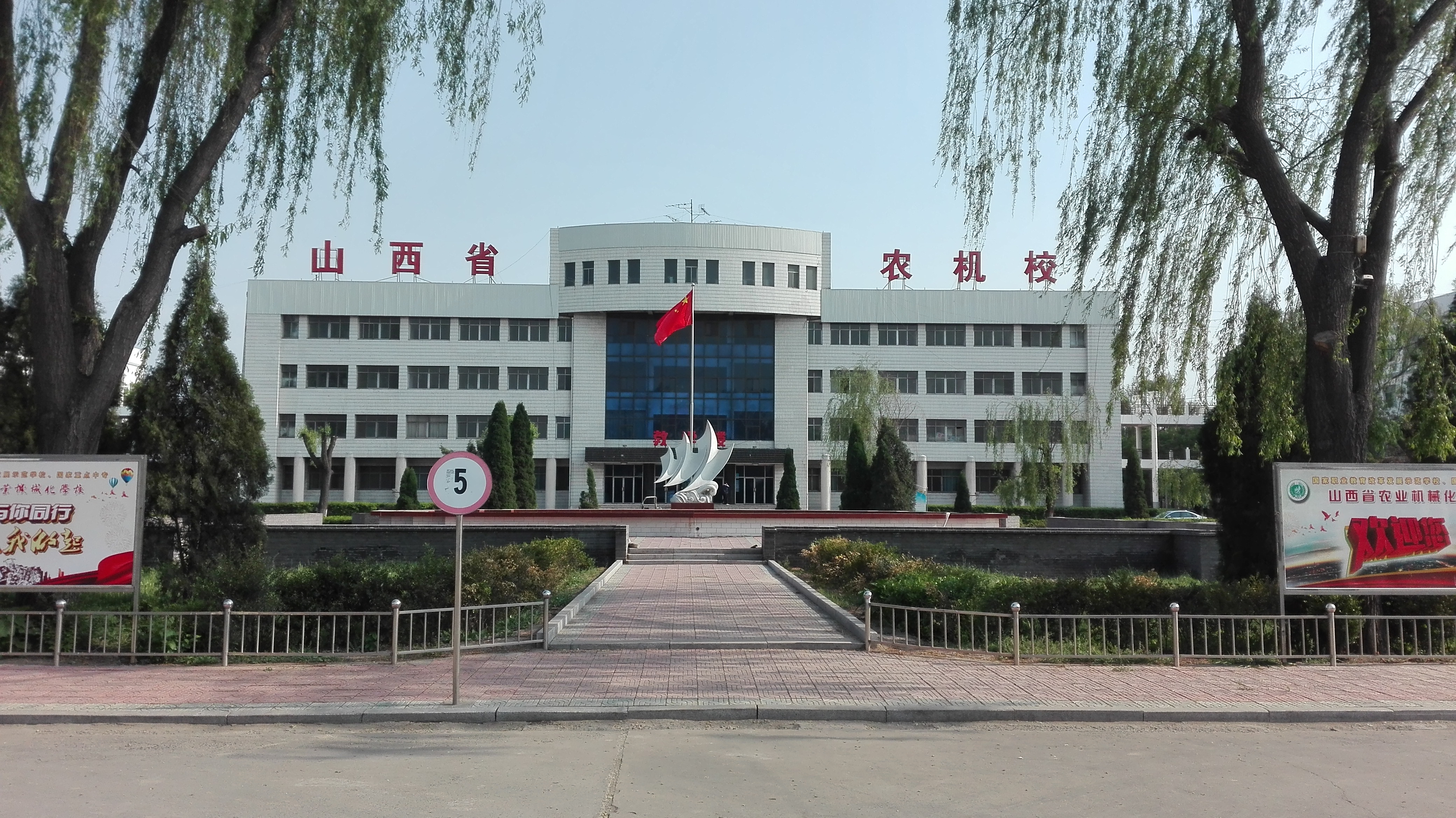 7.她就在那里，已歷春秋一甲子.jpg
